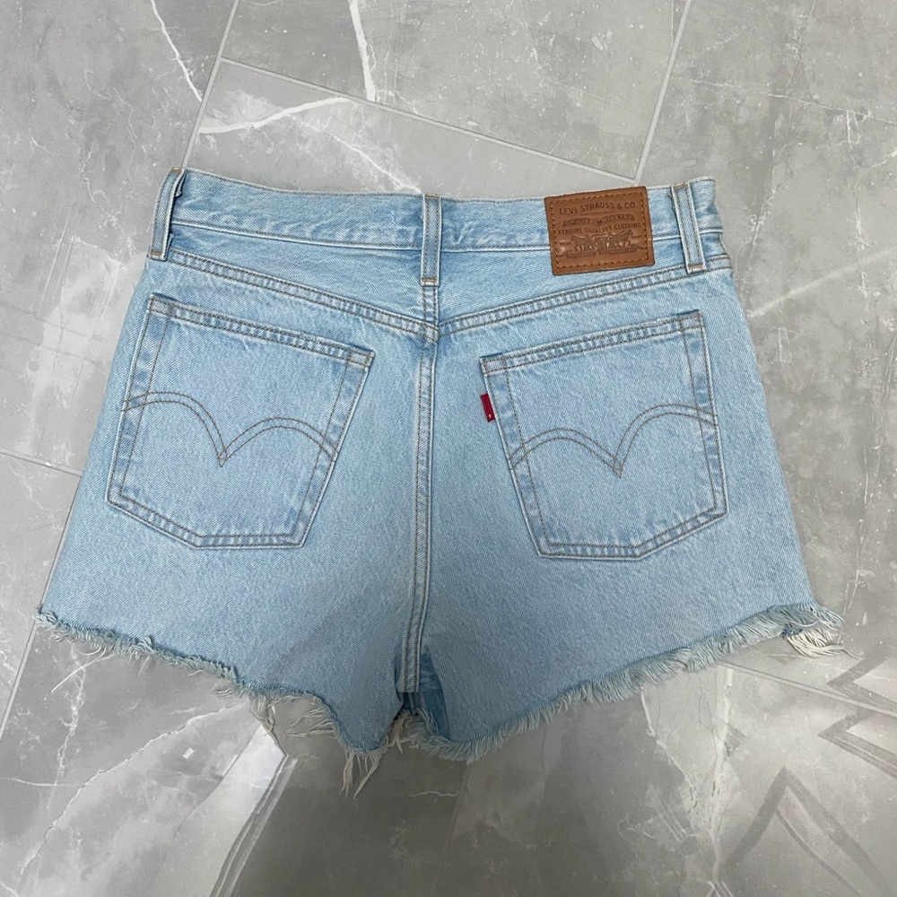 Levi’s Wedgie Shorts!! Size 28
